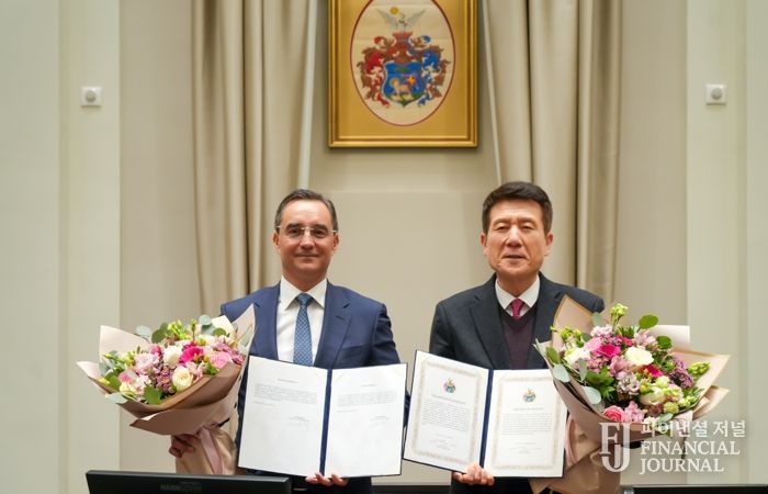 포항시는 지난 28일(현지시간) 헝가리 제2의 도시 데브레첸시와 배터리 산업을 중심으로 한 미래 신산업 협력 및 인재·문화 교류 확대를 위한 우호교류 협약(MOU)을 체결했다.