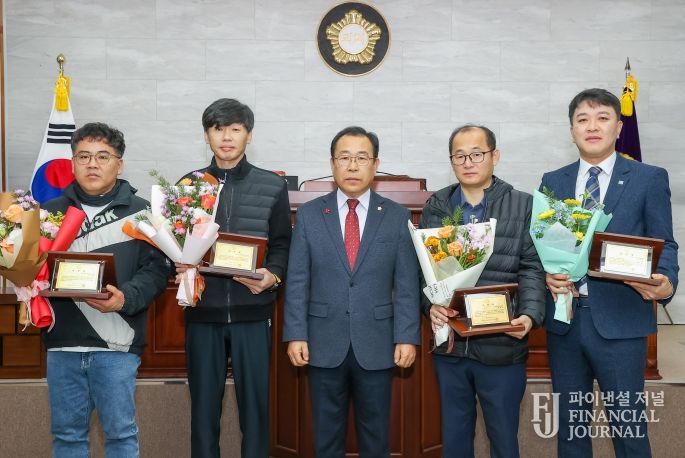 유공자 단체 사진(최부철, 조만수, 김형섭, 보건사업과장 성상길 대리 수령)