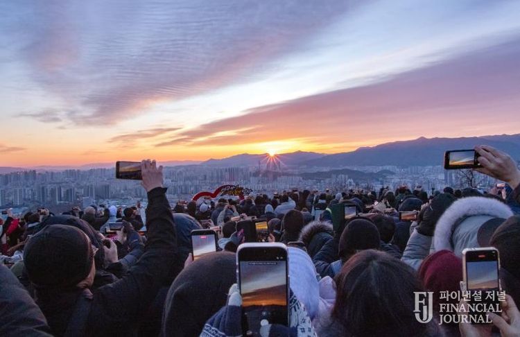 서구청 “적토마처럼 역동적이고 힘찬 새해 되길” 2026 와룡산 해맞이 행사 개최