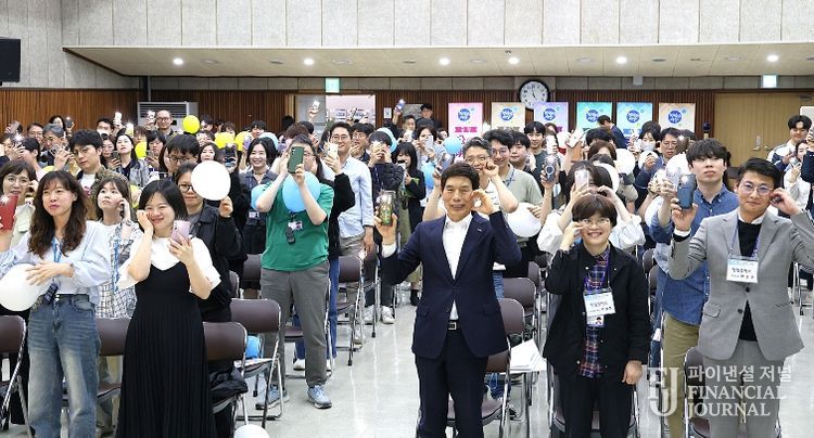 구청장과 전 세대 공무원이 참여해 청렴을 주제로 소통과 공감을 나누는 교육 프로그램을 진행하고 있다.(2025. 4. 25. 구청장과 함께하는 청렴 흠뻑쇼 행사 사진)