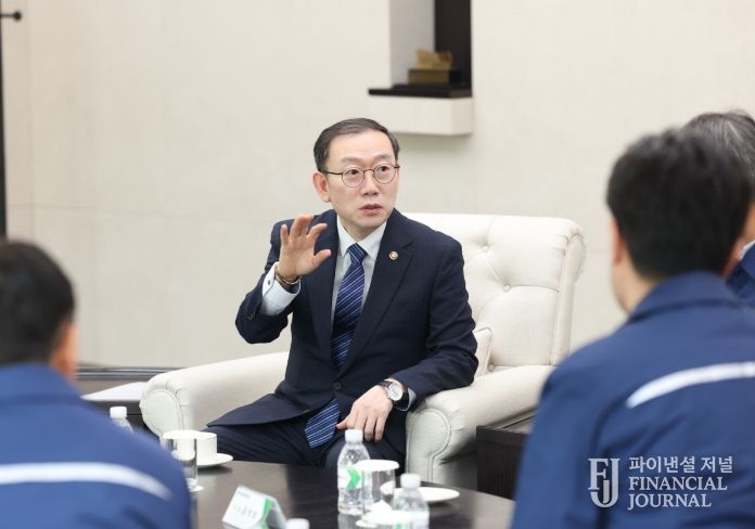 이명구 관세청장이 12일 울산 전하동에 위치한 HD현대중공업을 방문하여 업체 관계자들과 수출지원 간담회를 갖고 있다.