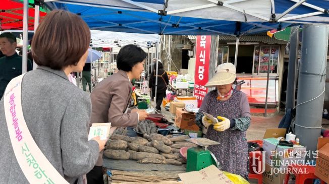 달성군, 통합돌봄 현장 홍보 사진(달성군 관계자들이 30일 현풍백년도깨비시장 상인들을 대상으로 통합돌봄 홍보를 진행 중이다.